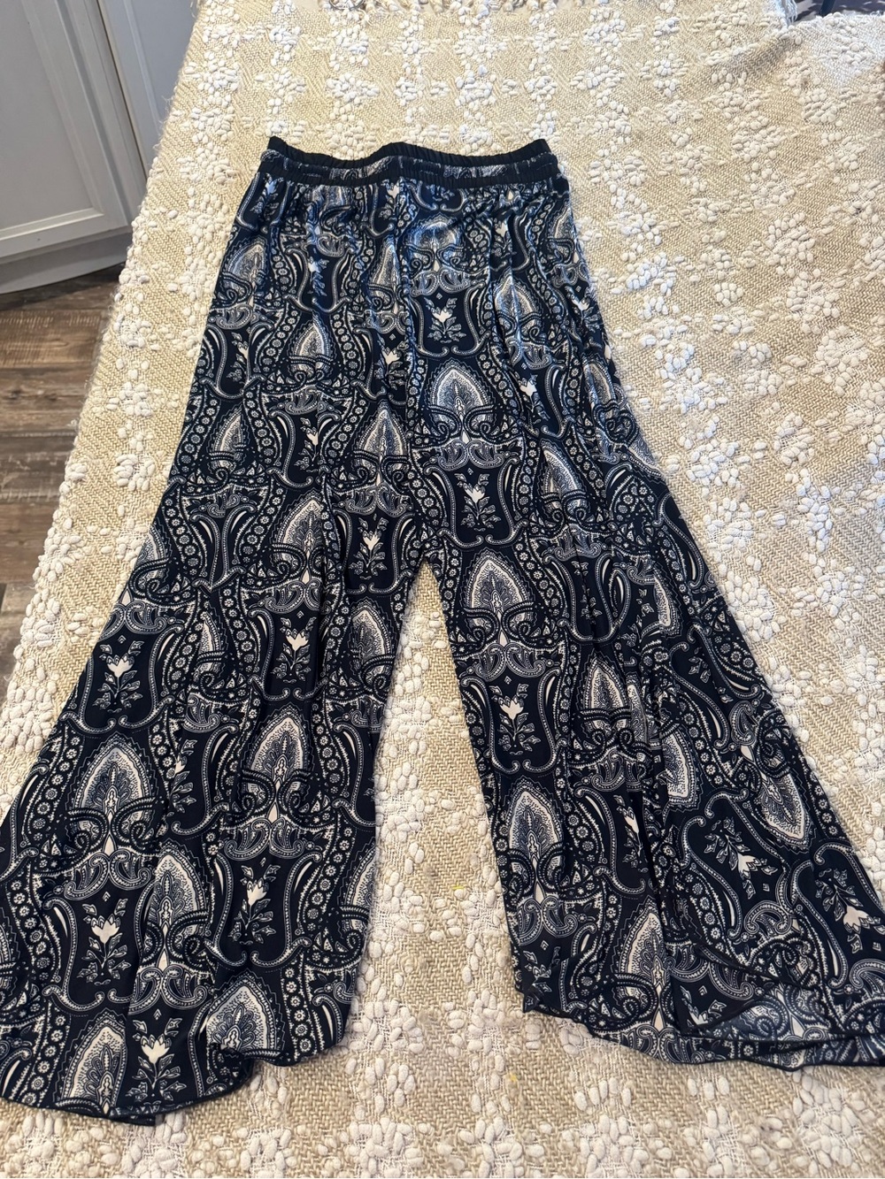 Boho-style printed pants in black and white, lwide leg, One Size.